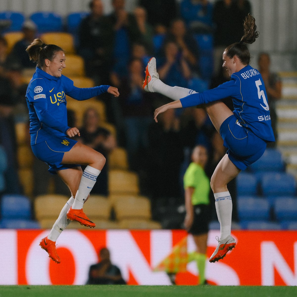 ChelseaFCW's tweet photo. Kickin' it with Kaptein. 👟

#UWCL https://t.co/60RdAi1f4I