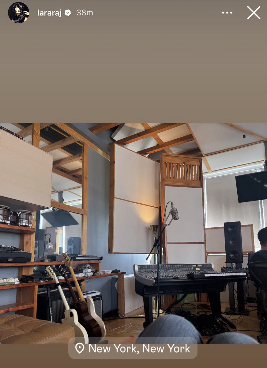 NewsKatseye's tweet photo. Lara is in the studio 👀 https://t.co/FbLDwyGzcb