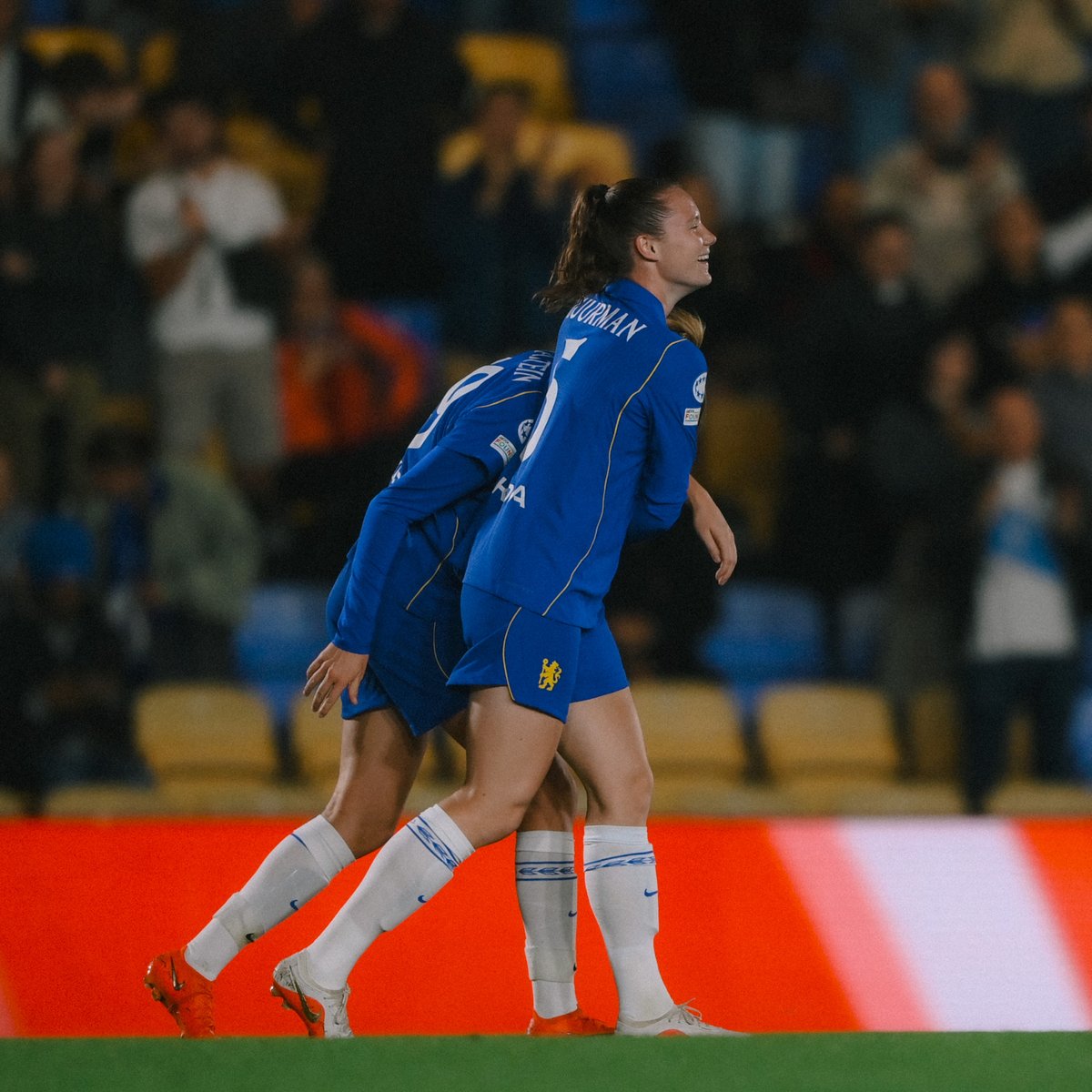 ChelseaFCW's tweet photo. Kickin' it with Kaptein. 👟

#UWCL https://t.co/60RdAi1f4I