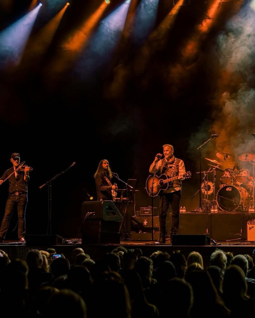 KevinMCostner8's tweet photo. Nothing beats the feeling of sharing music with a live crowd. Grateful to everyone who made this night unforgettable. There’s a special kind of magic when the lights go down and the music takes over.
#ModernWest #LiveMusic #OnStage #CountryRock #TourLife https://t.co/6rwMWxjPny