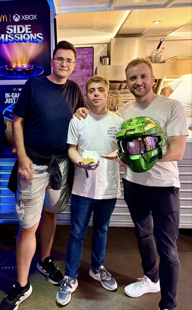 HiddenXperia's tweet photo. Jack is one of the best friends I’ve made through Halo and was one of the people I was proudest seeing make the jump over to the studio 

Go support him wherever he goes, and bully him into making a video again - it’s about time

I love you lid, bros for life ❤️ https://t.co/aAERhKQ50G
