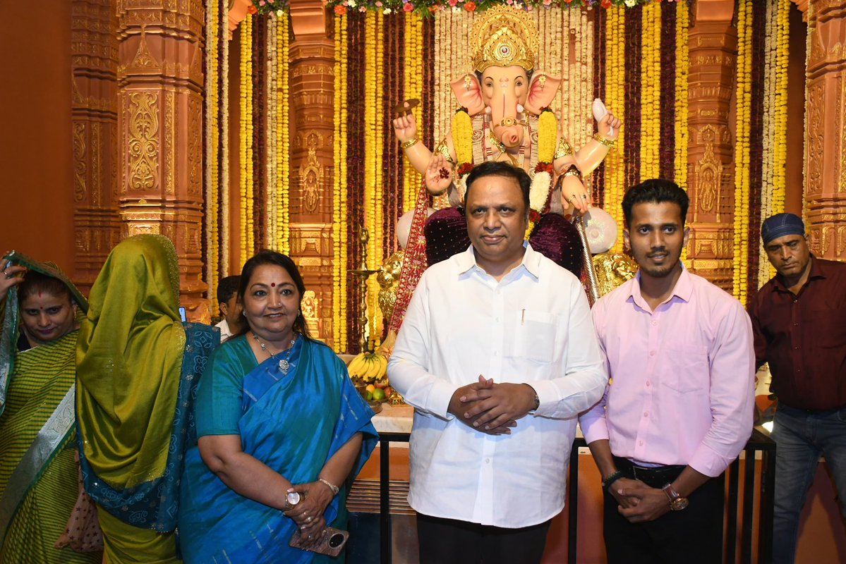 ShelarAshish's tweet photo. नगरसेविका रिटा मकवाना यांनी आमच्या मंडळाच्या श्री गणेशाचे दर्शन घेतले.

#GanpatiBappaMorya #Ganeshotsav #SomnathTemple #gharogharibappa #AshishShelar https://t.co/RRCEUBovFD
