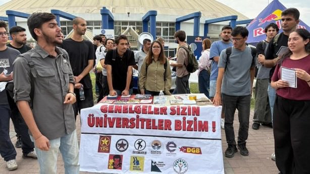 ToplumsalMht177's tweet photo. Ege Üniversitesi’nde stant açtığı için gözaltına alınan öğrenci Ulaş Yıldırım tutuklandı.

Aynı üniversitede öğrencilere palayla saldıran ülkücü çetelere ise soruşturma dahi açılmadı.