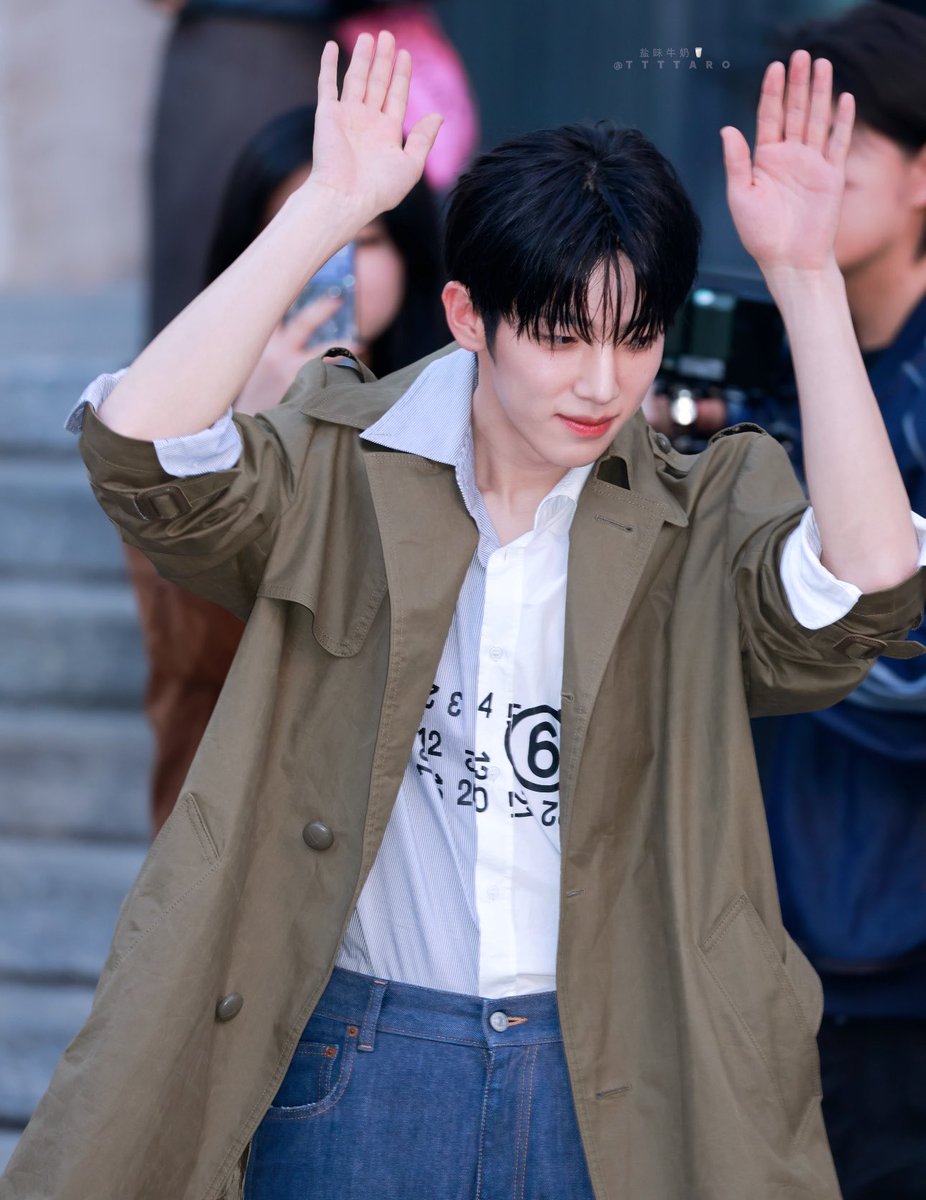 SikSyu99's tweet photo. Đi MFW nhưng vẫn không quên fansign cho mấy chị 
Dễ thương quá 🤭✨✨

SIWOO MILAN FASHION WEEK SS27  

#PARKSIWOOxMM6
#PARKSIWOOMFWSS27
#박시우 https://t.co/R54cj0S3Qw