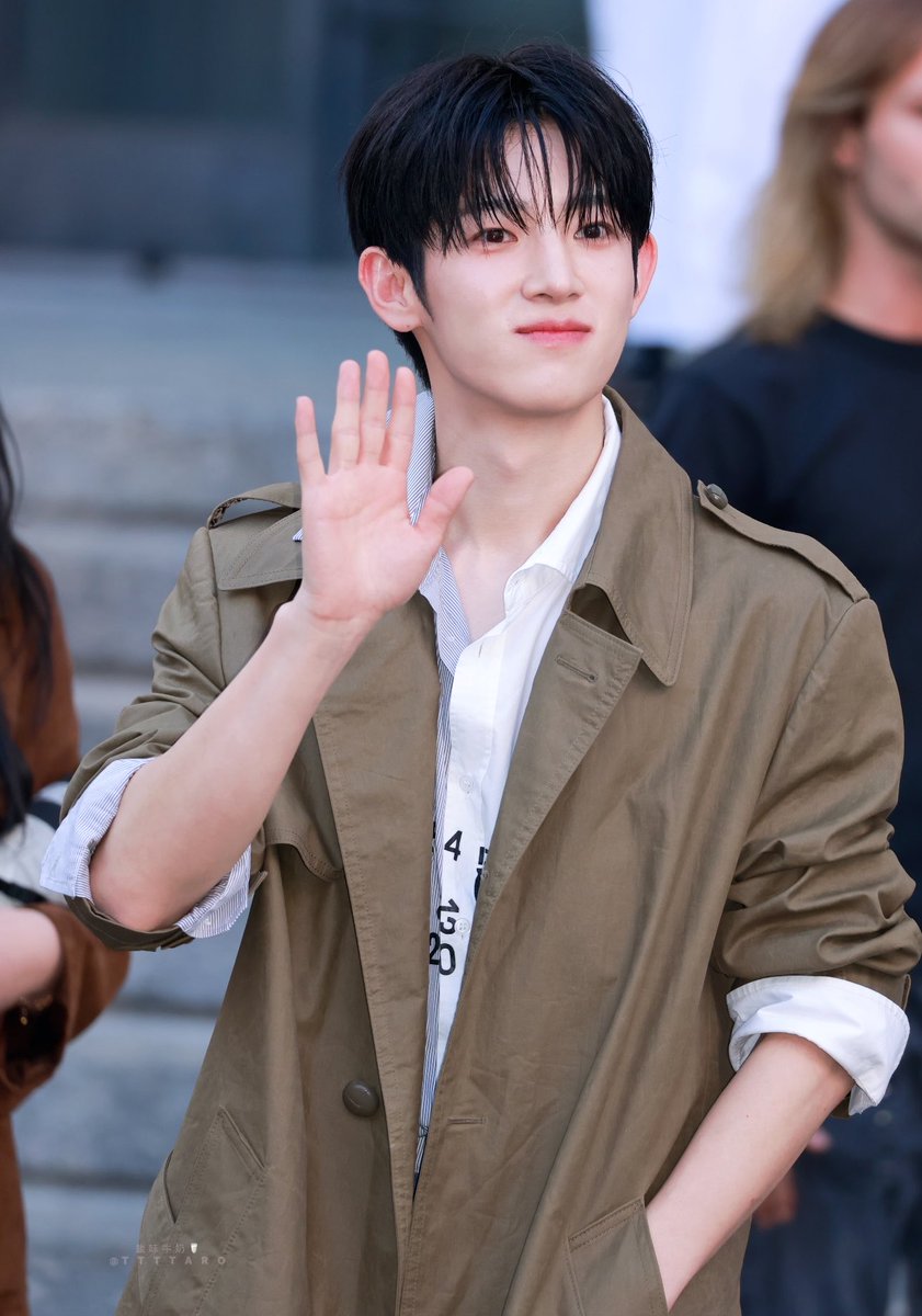 SikSyu99's tweet photo. Đi MFW nhưng vẫn không quên fansign cho mấy chị 
Dễ thương quá 🤭✨✨

SIWOO MILAN FASHION WEEK SS27  

#PARKSIWOOxMM6
#PARKSIWOOMFWSS27
#박시우 https://t.co/R54cj0S3Qw