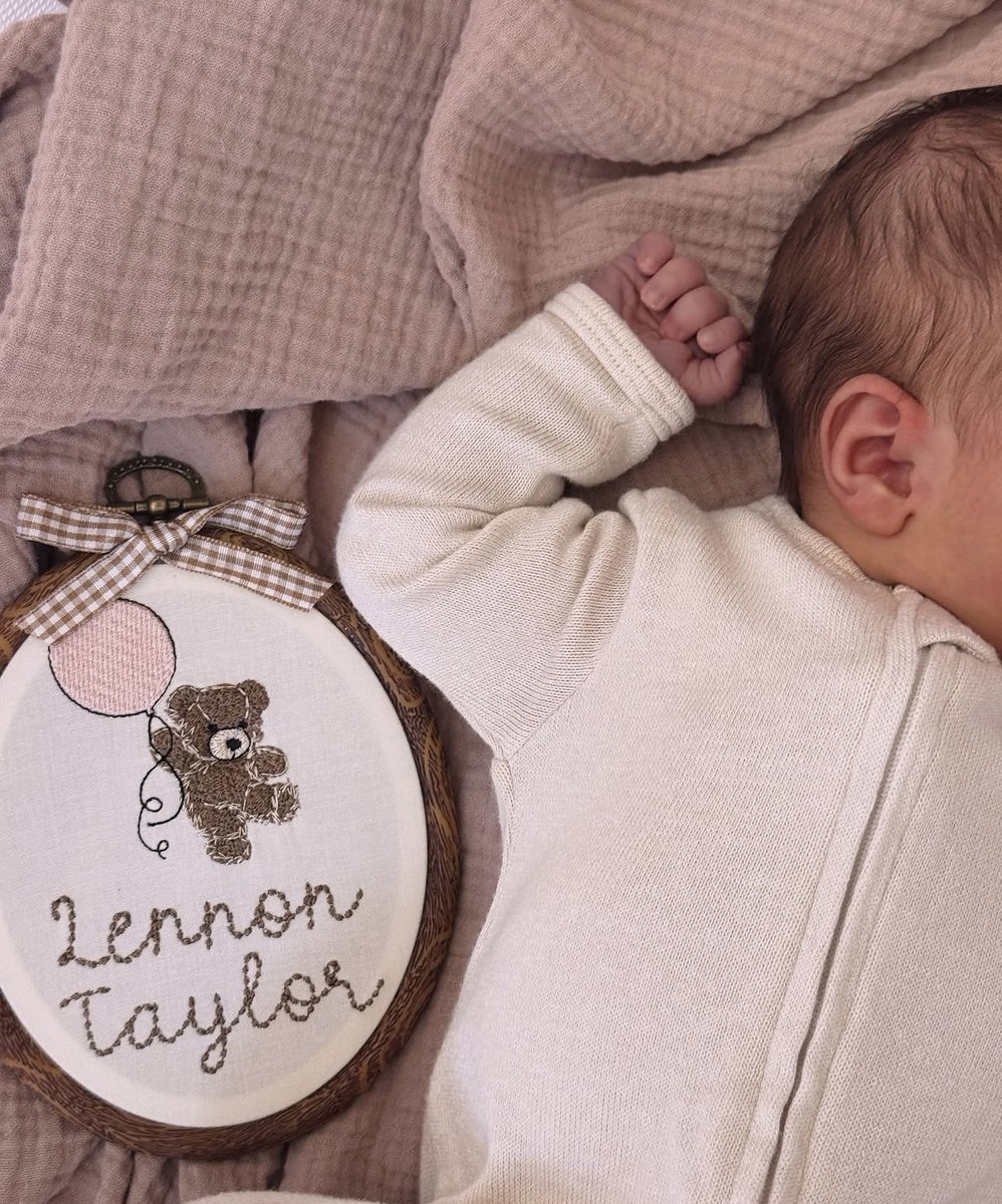 PopBase's tweet photo. Taylor Lautner &amp; Taylor Lautner have welcomed their first child, Lennon Taylor Lautner. https://t.co/1ImD95RaEd