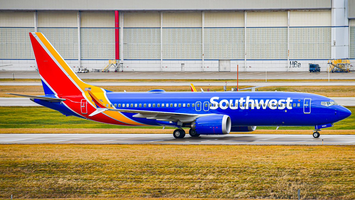 The_AvHub's tweet photo. A Southwest Airlines flight from Portland to Chicago Midway declared an emergency in the last hour or so and returned to Portland. Here is what we know so far.
Read more at The Aviation Hub!: https://t.co/KG12usZ3W4
#SouthwestAirlines #WN3130 #Portland #Chicago #Emergency https://t.co/q6cb5yEjUu