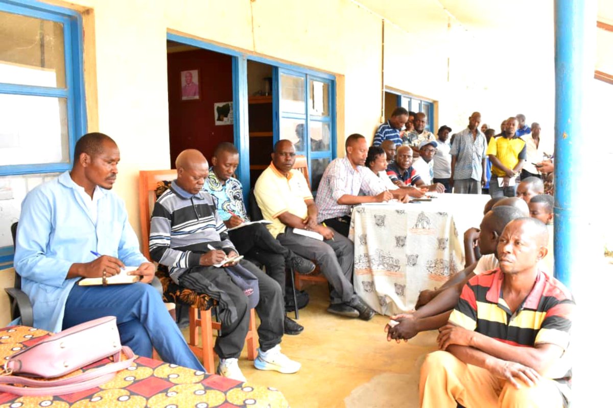 BubanzaCommune2's tweet photo. Amakoperative afitiye imirima y'umuceri mu kiyaya ca Ferme ya #Randa,muri @BubanzaCommune2, agiye gukurikiranwa n'Ishirahamwe #SRDI (Imbo). Ivyo vyamenyekanye kuva kuri uyu wa kabiri mu nama umuyobozi mukuru wa SRDI, #Dieudonné_Nahimana, yagiraniye n'abaharimira bose. https://t.co/r0U5ih0nxe