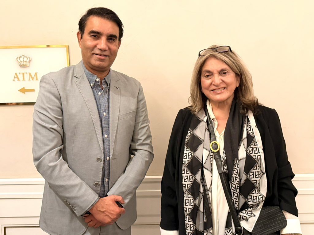 chsandhilaa's tweet photo. نیویارک میں فوزیہ قصوری صاحبہ سے خوشگوار ملاقات ہوئی۔ پاکستان کا نام ایسی محبت سے لیتی ہیں کہ دل خوش ہو جاتا ہے۔ وطن کے لیے مثبت سوچ اور دل میں بےپناہ محبت رکھنے والے یہی چہرے دنیا میں پاکستان کی خوبصورت پہچان ہیں۔ سلامت رہیں! https://t.co/S8Ec466reh