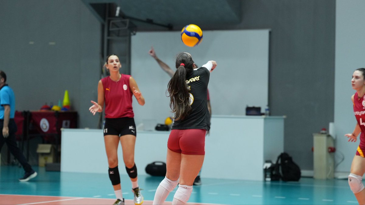 GSVoleybol1905's tweet photo. 📸 Nilüfer Belediyespor ile yaptığımız hazırlık maçından kareler. #RuhunlaKükre https://t.co/xckwRXjeJ3