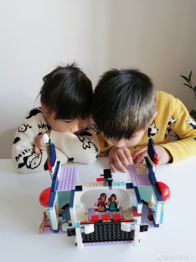 RebeccaVioew's tweet photo. Juguemos un juego de construir bloques con mi hijo hoy! Ver su sonrisa mientras arma una torre alta es el mejor regalo del día.  #TiempoEnFamilia， https://t.co/VyBIQXszHs