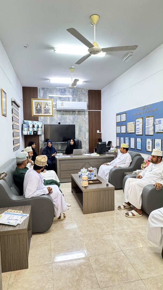 EduGovSbt3343's tweet photo. عُقد اجتماع بين إدارة المدرسة وسائقي الباص، وبحضور فريق الأمن والسلامة، لمناقشة إجراءات الأمن والسلامة، والتأكيد على أهمية الالتزام بالتعليمات التي تضمن سلامة الطلبة أثناء النقل المدرسي. 🚌 https://t.co/Il42qItW37