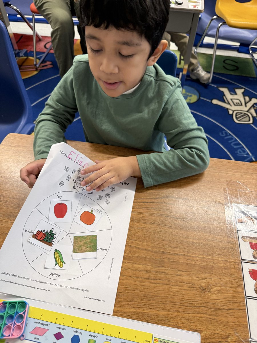 Richardella_FLC's tweet photo. Learning about Fall and all the colors of things we see during that season. 🍁 https://t.co/5ACt7yxoJS