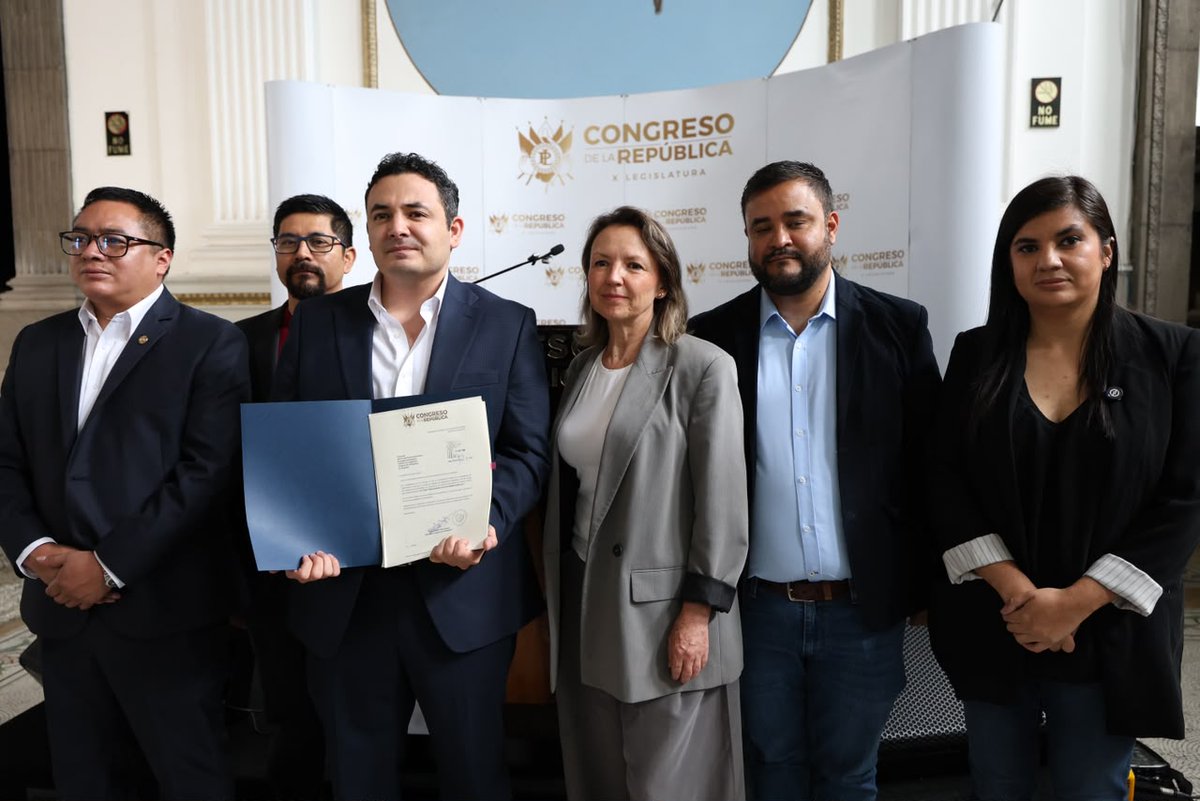 CongresoGuate's tweet photo. Los diputados Samuel Pérez @samuel_pz, Andrea Reyes @drewzecena, Ronalth Ochaeta @rochaeta, Patricia Orantes @pattyo502, Román Castellanos @rocasgt y Orlando Pérez @PrezOrlando, presentaron una iniciativa de ley orientada a fortalecer los derechos de las personas que trabajan mediante plataformas de transporte. La propuesta busca establecer mejores condiciones para quienes desarrollan sus actividades laborales a través de este tipo de servicios.