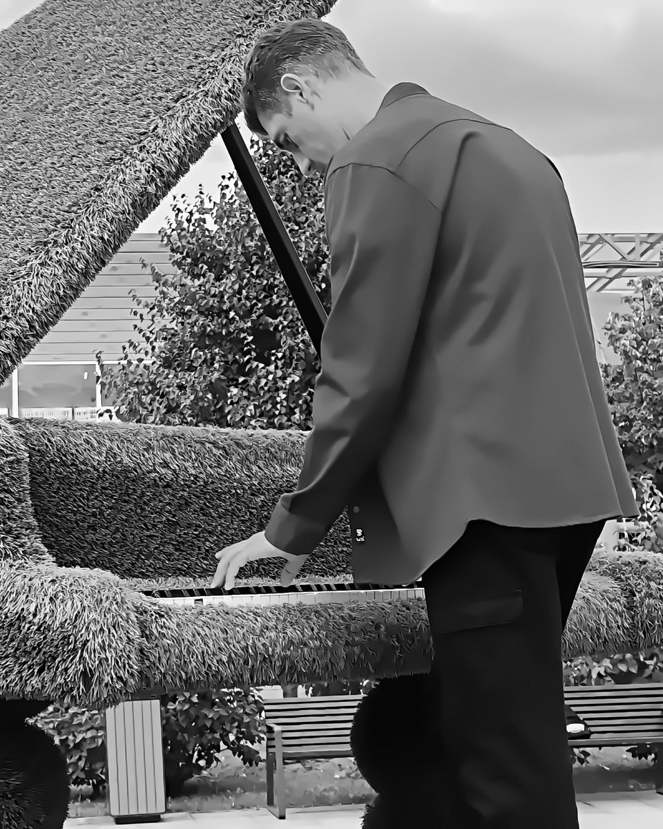morph_jp's tweet photo. 美は目に見えるものだけじゃない。
触れられないものにこそ、心が動く。
生まれ持った感覚が、世界に触れるたび研ぎ澄まされていく。
ふとした佇まいに、息を呑むほどの美しさを感じることがある。
それが、私の「美」かもしれない。
では、その美は何に宿るのだろう。

#縁 #美意識 #感性 https://t.co/X7eT9sUo5Z