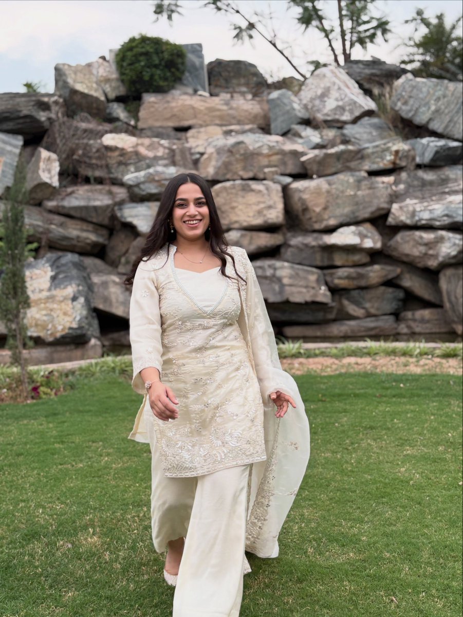 JaimeJaimitow's tweet photo. A little delulu, but honestly, life feels prettier this way. Old Bollywood songs, dreamy vibes, soft feminine energy, and a confident desi girl glow. https://t.co/2950HD4Qga