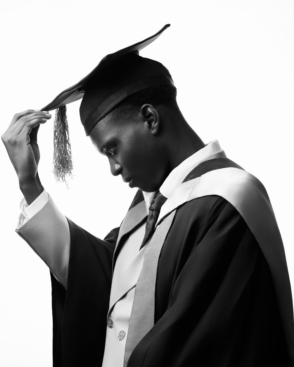 Alagba000's tweet photo. So apparently, I’m a graduate now. 😂🎓

https://t.co/fRaqfTmdZd. Biotechnology ✅ 2:1 ✅ God did. 🤍 https://t.co/SFVQnWqAgH