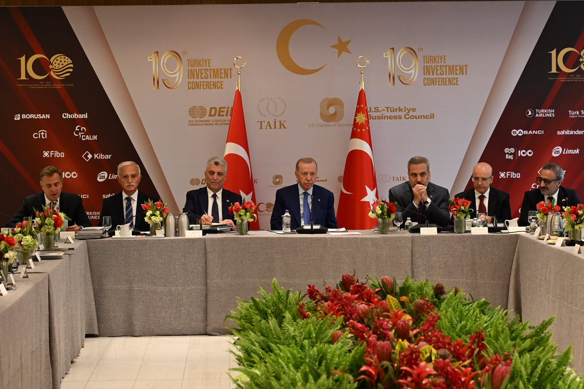 NailOlpak's tweet photo. 19. Türkiye Yatırım Konferansımız kapsamında Başkanlık Düzeyi Yuvarlak Masa Toplantımızı Cumhurbaşkanımız Sayın Recep Tayyip Erdoğan’ın başkanlığında, bakanlarımız, büyükelçilerimiz, DEİK/Türkiye-ABD İş Konseyi Başkanımız Murat Özyeğin, Türkiye ve ABD'nin önde gelen iş dünyası temsilcilerinin katılımıyla TÜRKEVİ'nde gerçekleştirdik.

Enerjiden teknolojiye, siber güvenlikten ikili ticarete, makro görünümden yatırım ortamına kadar, Bakanlarımız ve iş dünyası temsilcilerinin katılımıyla devam eden diğer görüşmelerimizi, bu üst düzey toplantı ile taçlandırdık.

Türk ve Amerikan iş dünyaları olarak, güven köprüsüyle güçlü iş birliklerin inşasına devam edeceğimize inanıyor, bugün tamamlayacağımız 19. Türkiye Yatırım Konferansımız #TRICON’un hayırlı sonuçlar getirmesini diliyorum. 

@RTErdogan | @ticaret @omerbolatTR | @TC_Disisleri @HakanFidan | @HMBakanligi @memetsimsek | @TCSanayi @mfatihkacir | @csbgovtr @murat_kurum | @adalet_bakanlik @abakingurlek | @tcailesosyal @MahinurOzdemir | @saglikbakanligi @drmemisoglu | @taikofficial @deikiletisim

#19thTürkiyeInvestmentConference
#İşimizTicariDiplomasi