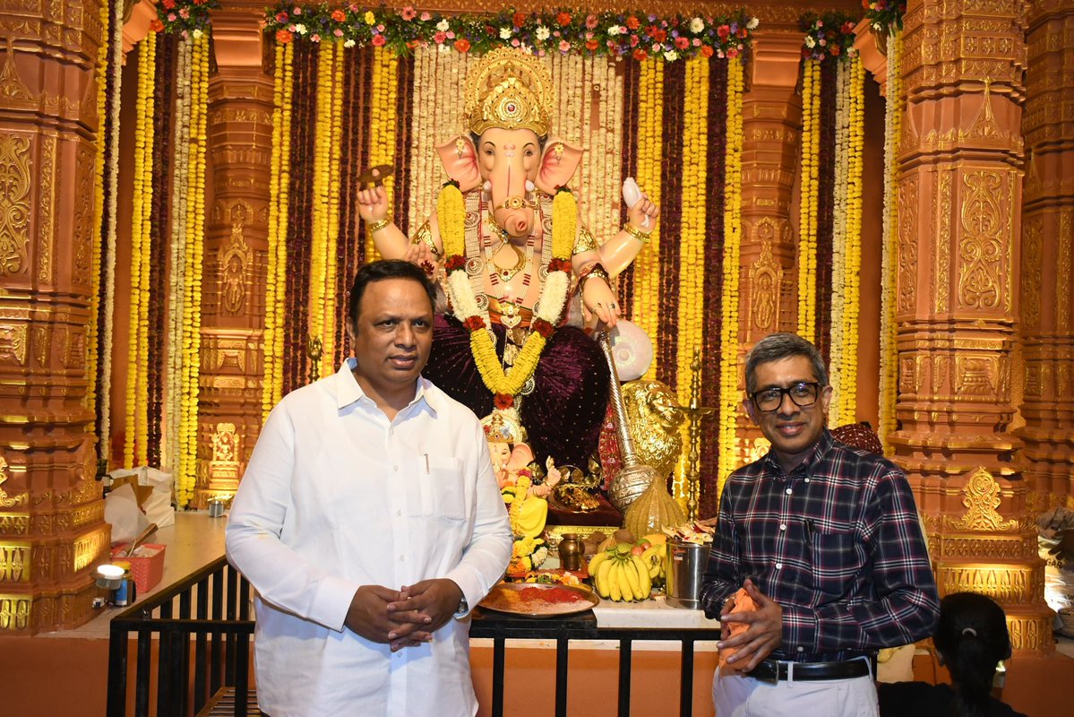 ShelarAshish's tweet photo. My friend and our Bandra Reclamation resident, Padma Shri Dr Shashank Joshi, endocrinologist and diabetologist visited our Vandre Paschim Sarvajanik Ganeshotsav Mandal to seek the blessings of our beloved Bappa.

#GanpatiBappaMorya #Ganeshotsav #SomnathTemple #gharogharibappa #AshishShelar