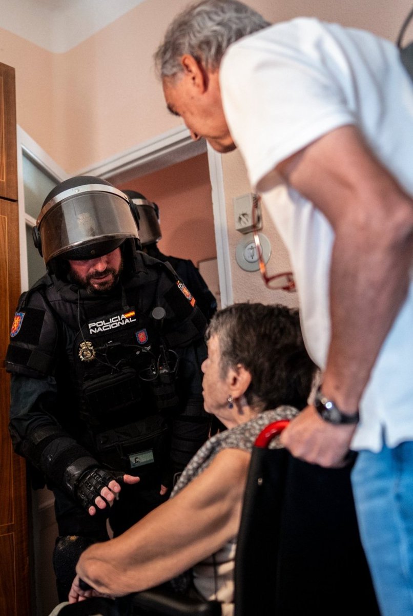 ElMiticoBarbas's tweet photo. "Para esto querías ser Policía? "

Foto: @OlmoCalvo https://t.co/j81JZ40Vo6