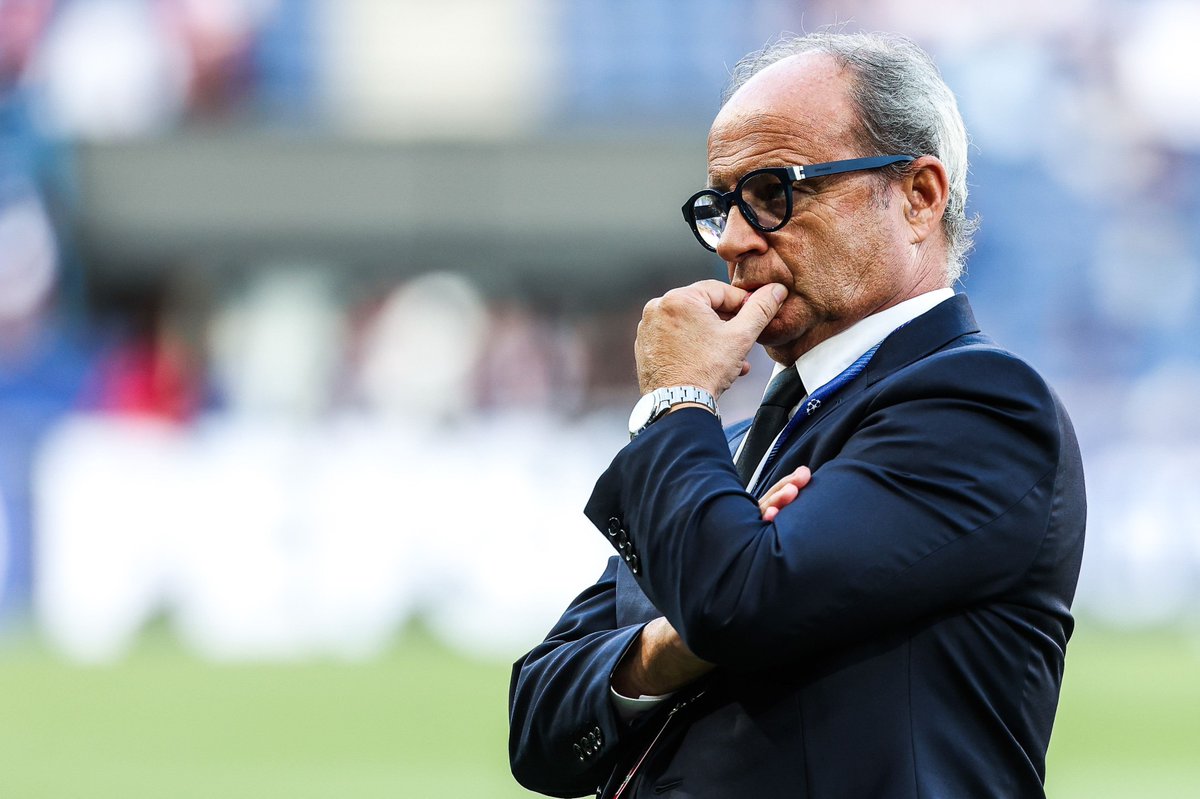 Paristeamfr's tweet photo. 🚨🔴🔵 LUIS CAMPOS A PARLÉ AUX JOUEURS APRÈS OM-PSG !

Après la victoire dans le Classique au Vélodrome (1-2), Luis Campos a pris la parole devant le groupe parisien :

🗣️ « Après le match contre Marseille, j’ai dit aux joueurs que sans souffrir, on ne gagne rien. »

Un message clair : malgré les succès, le PSG doit garder cette faim et cette capacité à souffrir ensemble pour gagner. 🔥

#PSG #TeamPSG #OMPSG