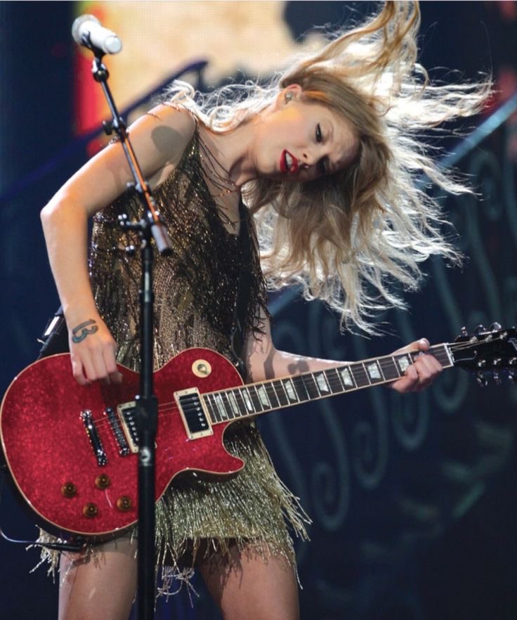amah_salma_'s tweet photo. She picked up the guitar and set the stage on fire 🔥🎸 https://t.co/IJJVGy6XoE