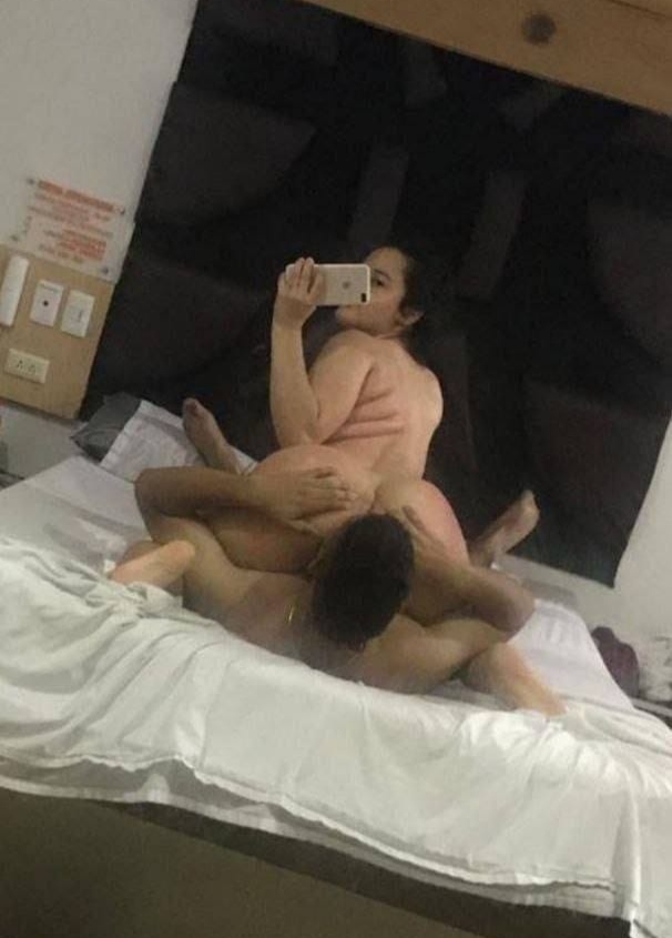 babymyloveav's tweet photo. Trabajadores del D1 “Valentina” y “Sebastián” ambos habrían intentado que nadie descubriera su relación. Sin embargo, todo cambió cuando un video íntimo comenzó a circular. El material habría permitido identificar a los protagonistas por los uniformes que llevaban puestos. https://t.co/ehnFu6uEsy