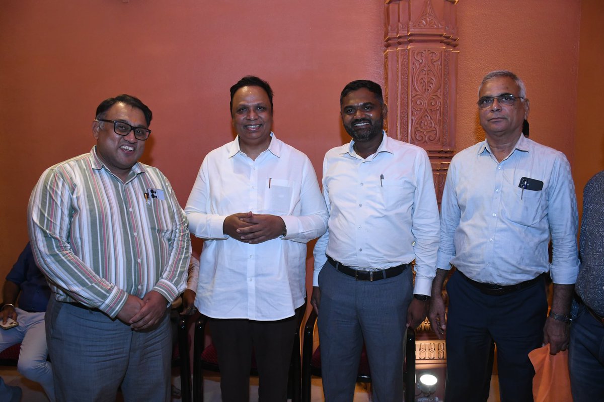 ShelarAshish's tweet photo. महाराष्ट्र शासन पुरातत्त्व व वस्तुसंग्रहालय संचालनालय संचालक डॉ. तेजस गर्गे आणि उपसंचालक हेमंत दळवी यांनी आमच्या मंडळाच्या गणरायाचे दर्शन घेतले.

#GanpatiBappaMorya #Ganeshotsav #SomnathTemple #gharogharibappa #AshishShelar https://t.co/PwBq9cgiJq