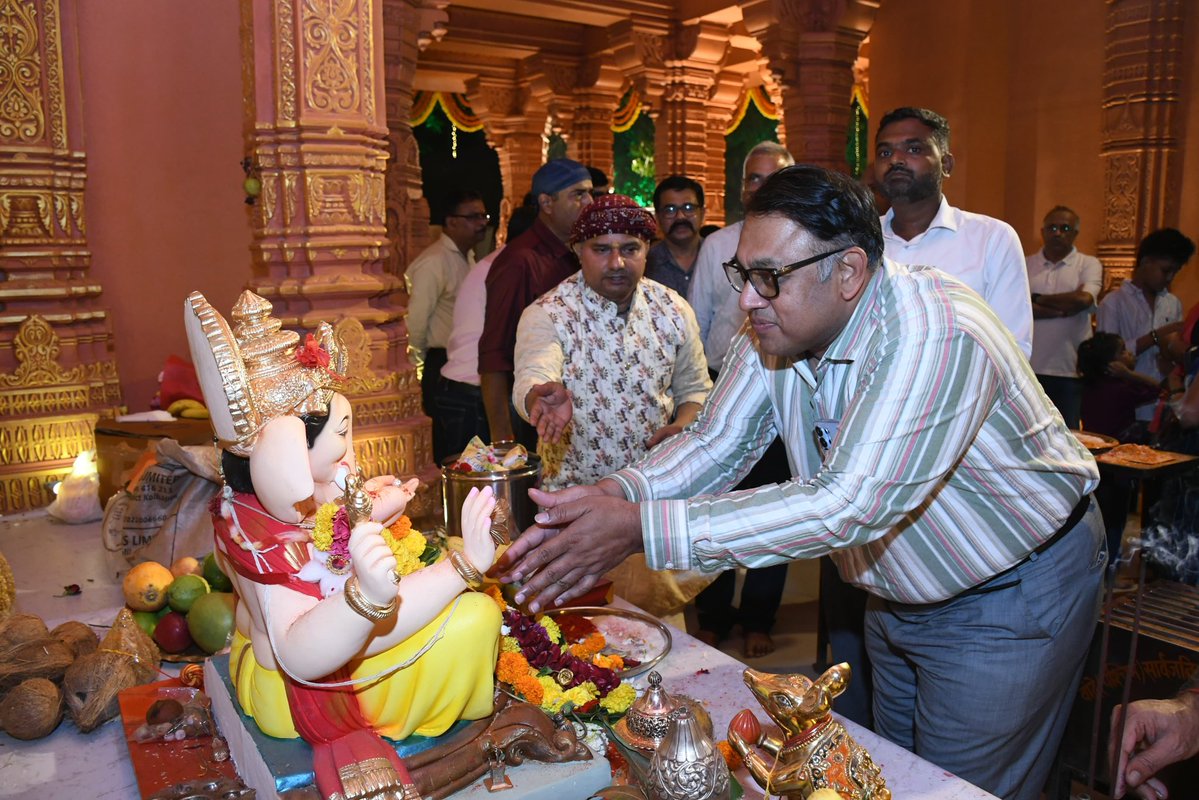 ShelarAshish's tweet photo. महाराष्ट्र शासन पुरातत्त्व व वस्तुसंग्रहालय संचालनालय संचालक डॉ. तेजस गर्गे आणि उपसंचालक हेमंत दळवी यांनी आमच्या मंडळाच्या गणरायाचे दर्शन घेतले.

#GanpatiBappaMorya #Ganeshotsav #SomnathTemple #gharogharibappa #AshishShelar https://t.co/PwBq9cgiJq