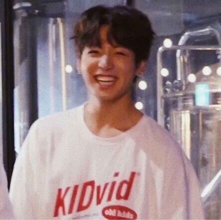 Bebbhighh__'s tweet photo. @jack77765461536 @summerstrikess 2017 vs 2026, Jungkook is still the same with his bright smile unlike the drag addicted incel dragon. https://t.co/rJByOljj7E