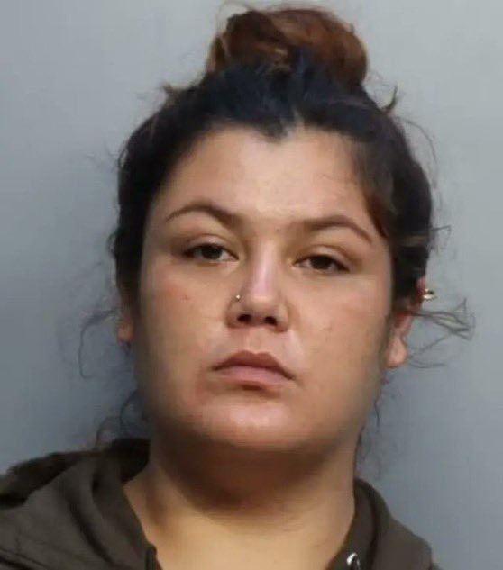 mrwtffacts's tweet photo. 🇺🇸 In Miami, two inmates on murder charges who never met face-to-face had a baby through an AIR DUCT.

Daisy (29) and Joan (23) fell in love via the vent between floors. He wrapped his semen in plastic, tied it to a rope made of torn bedsheets, and lowered it down. 

She pulled it up and self-inseminated with a store-bought applicator.

In 2024, she gave birth to a baby girl with DNA confirming it’s their child.

The jail is currently investigation this shocking security lapse.