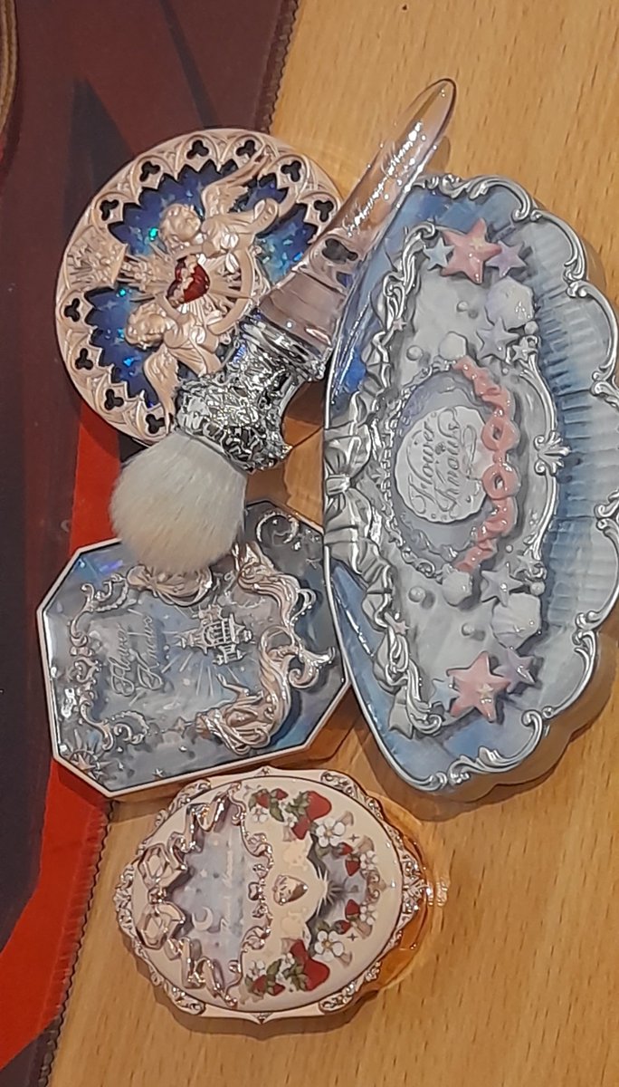 GiuB98's tweet photo. @bearberryvee Me being obsessed with the brand I can say not only the packaging is gorgeous but also the quality, plus some have really nice scent https://t.co/D42MrB3gG4
