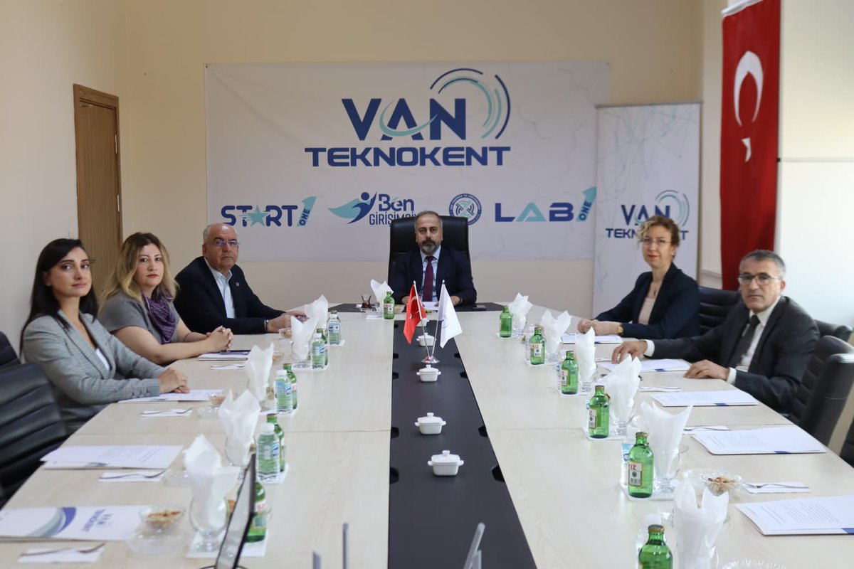 OsbVan's tweet photo. Van Teknokent Yönetimi Toplandı

Van Teknokent Yönetim Kurulu Toplantısı, Van Yüzüncü Yıl Üniversitesi Rektörü ve Van Teknokent Yönetim Kurulu Başkanı Prof. Dr. Hamdullah Şevli başkanlığında gerçekleştirildi.

Van Teknokent toplantı salonunda düzenlenen toplantıda; Ar-Ge, inovasyon, girişimcilik ve üniversite-sanayi iş birliğinin geliştirilmesine yönelik çalışmalar ile Teknokent’in gelecek dönem hedefleri değerlendirildi.

Toplantıya; Van OSB Yönetim Kurulu Başkanı Memet Aslan, Van YYÜ Rektör Yardımcısı Prof. Dr. Şenay Baydaş, Teknokent A.Ş. Genel Müdürü Dr. Yasemin Yetkin, Van YYÜ BAP Koordinatörü Prof. Dr. Hilal Çelik Kazıcı ve YYÜ Vakfı Başkanı Adnan Selçuk katıldı.

@TCSanayi
@HaberVANYYU
@TeknoVan
@Osbuk_org
@hsevli
@yetkinyasemin
@memetaslanOSB
@YasarSen30
@FeyatGultepe
@yunus_mirun
@mahmut_akel
@bozyigitozcann