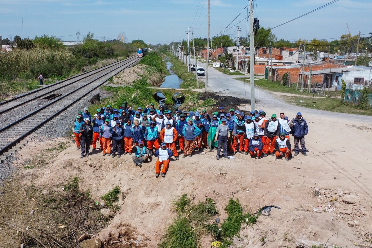 OpisuPba's tweet photo. 👷‍♀️ En Campana, unos 90 trabajadores llevaron adelante una jornada de limpieza y saneamiento en el Arroyo El Potrero para mejorar las condiciones y reducir posibles riesgos ante eventos climáticos intensos en los barrios San Cayetano, 21 de Septiembre, San Luciano y Santa Lucía. https://t.co/qJj8OuDDDJ