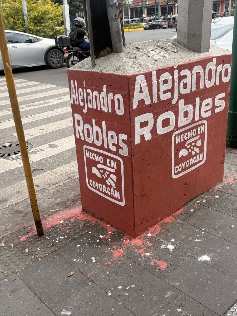 luis_gj's tweet photo. Óyeme, pinche naco de mierda @alejandrorobmx 

¿Quién autorizó pintar tu nombre y “Hecho en Coyoacán” sobre infraestructura en la vía pública y dejar el piso lleno de pintura?

¿Tú autorizaste estas pintas? ¿Tienen permiso? ¿Quién las va a limpiar y pagar? ¿Te crees intocable por estar en el partido del narco?

Porque hacer “territorio” no significa hacer un cagadero en el espacio público.