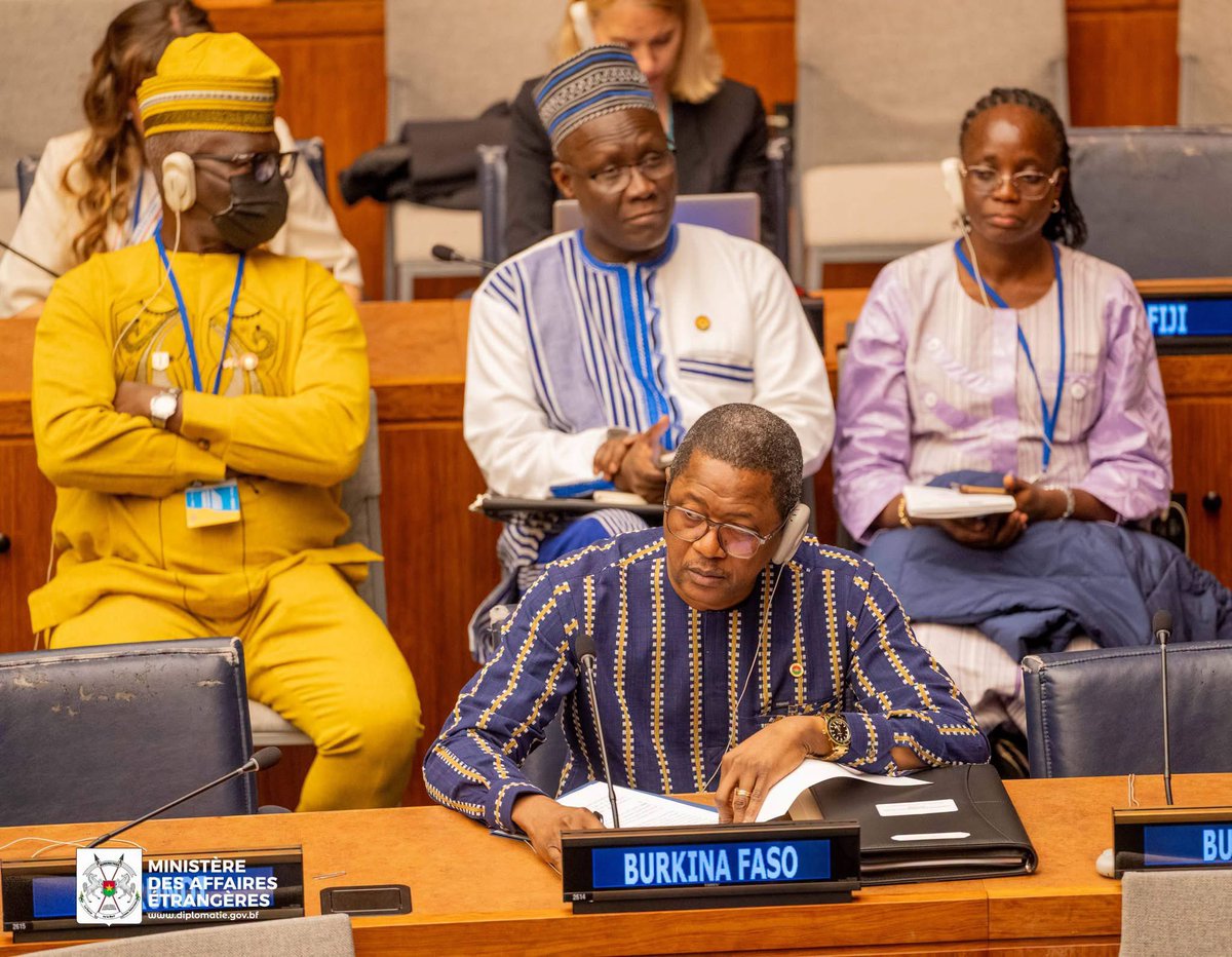AESinfos's tweet photo. #AESinfo | #BurkinaFaso 🇧🇫
Droit au développement : le Burkina Faso plaide pour un nouvel ordre financier

À New York, le Burkina Faso a appelé à réduire les inégalités et à réformer l’architecture financière internationale, à l’occasion du 40e anniversaire de la Déclaration de l’ONU sur le droit au développement.
Le ministre Karamoko Jean Marie Traoré a défendu un développement endogène, souverain et durable, fondé sur la transformation locale des ressources et le renforcement des capacités nationales.
Il a cité la hausse de la production céréalière à 7,15 millions de tonnes et une croissance de 5,3 % en 2025, malgré les défis sécuritaires.
Il a également appelé à l’impartialité dans le traitement des droits humains et dénoncé leur instrumentalisation à des fins de pression politique.
Enfin, il a plaidé pour une fiscalité plus équitable et le renforcement des capacités productives, tout en soulignant les entraves au développement liées au terrorisme, aux ingérences et aux atteintes à la souveraineté.

Source : Ministère des Affaires Etrangères du Burkina Faso