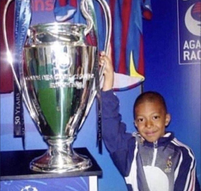 umarthetix's tweet photo. The only time 🐢 was able to touch a UCL trophy was at Fcbarcelona 😂 https://t.co/qxqqflPw7Z