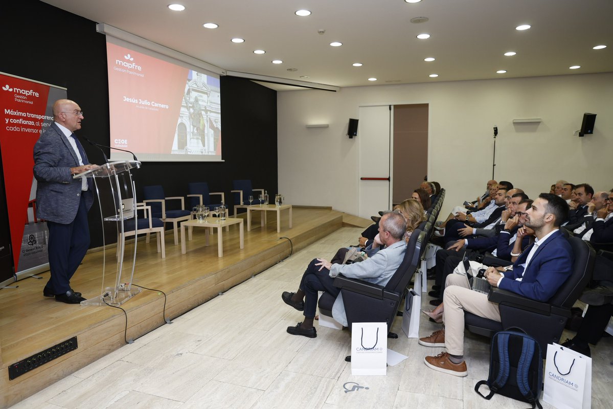 AyuntamientoVLL's tweet photo. ➡️ El alcalde, @JesusJCarnero, ha clausurado en el Museo Patio Herreriano el II Foro de Economía y Gestión Patrimonial, organizado por @CEOEValladolid y @MAPFRE. 

Un encuentro empresarial para analizar las claves del escenario económico actual y los retos que plantea la gestión de patrimonios.

#ValladolidNow @ideva_agencia
