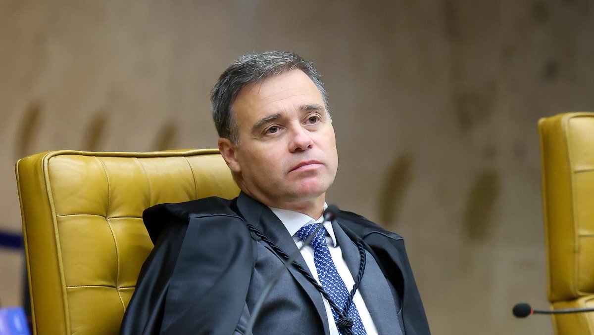 ojornaleirobr's tweet photo. André Mendonça está sentado há seis meses sobre um pedido da PF no caso Master.

Desde março, a Polícia Federal aguarda autorização do ministro para obter do Coaf a complementação de relatórios financeiros que podem revelar repasses de Daniel Vorcaro a autoridades com foro privilegiado. Sem o aval, os investigadores não conseguem avançar sobre essas movimentações. 

A PGR só tomou conhecimento da representação após a retirada do sigilo e, neste mês, cobrou uma resposta sobre a existência — ou não — de decisão no pedido.