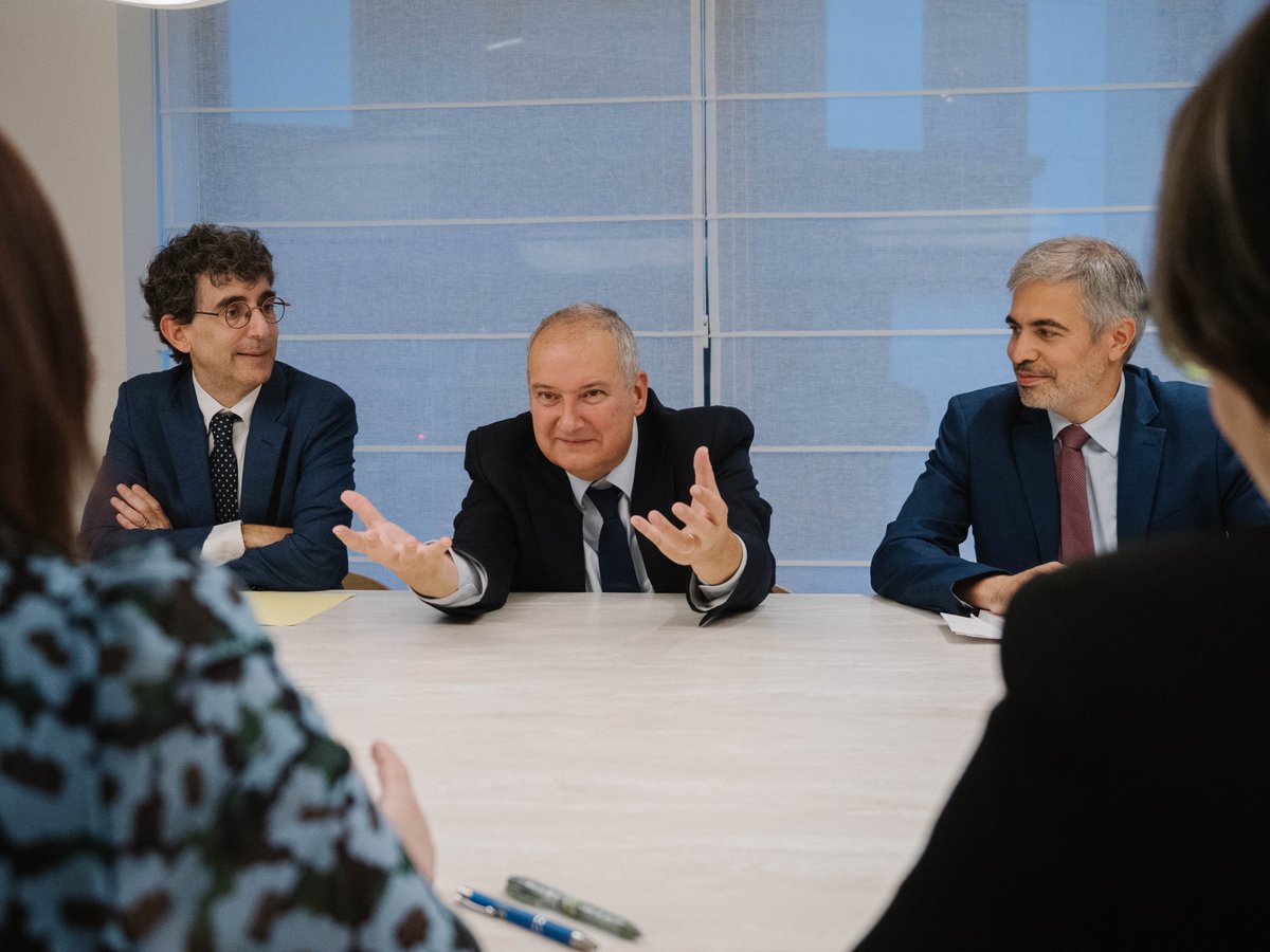 minturgob's tweet photo. 🤝 Derechos laborales y competitividad, en la agenda europea.

El ministro @jordihereub y @EstherLynchs , secretaria general de la Confederación Europea de Sindicatos (CES), han abordado los retos económicos, industriales y laborales de la UE y la propuesta del Régimen 28/EU Inc. https://t.co/mUS7Vd2ywu