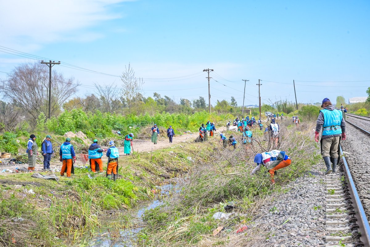 OpisuPba's tweet photo. 👷‍♀️ En Campana, unos 90 trabajadores llevaron adelante una jornada de limpieza y saneamiento en el Arroyo El Potrero para mejorar las condiciones y reducir posibles riesgos ante eventos climáticos intensos en los barrios San Cayetano, 21 de Septiembre, San Luciano y Santa Lucía. https://t.co/qJj8OuDDDJ