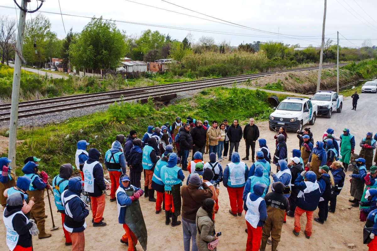 OpisuPba's tweet photo. 👷‍♀️ En Campana, unos 90 trabajadores llevaron adelante una jornada de limpieza y saneamiento en el Arroyo El Potrero para mejorar las condiciones y reducir posibles riesgos ante eventos climáticos intensos en los barrios San Cayetano, 21 de Septiembre, San Luciano y Santa Lucía. https://t.co/qJj8OuDDDJ