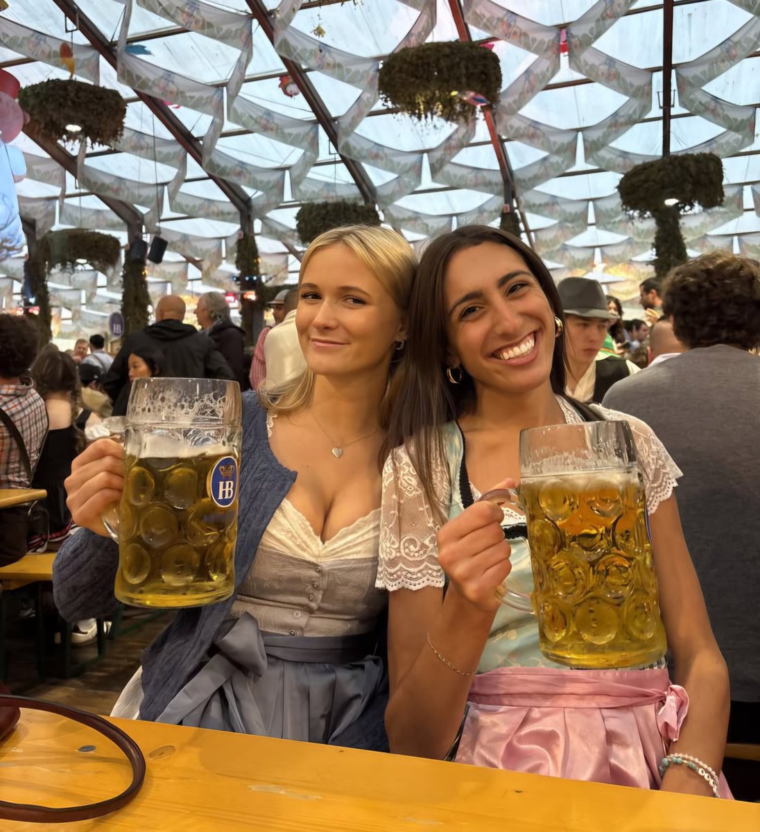 RubnIsRacing's tweet photo. Happy Ocktoberfest
Prost! 🇩🇪 🍻 🇺🇸
#WomanCrushWednesday #WCW #WCWednesday German Girls ♥️ https://t.co/bpJQe8Bve4