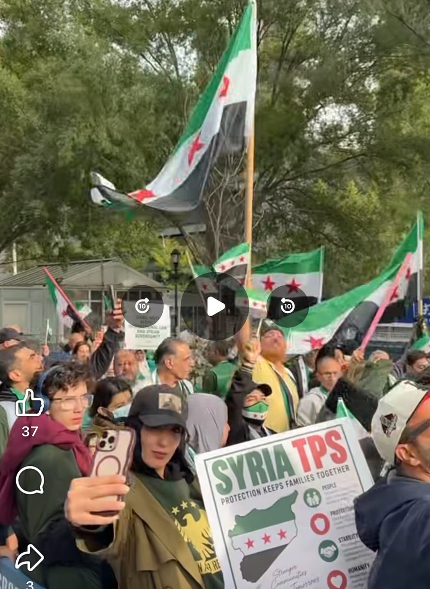 BarakatAtika's tweet photo. @AtlanticCouncil @UN @UNReliefChief 
To: 

Tom Fletcher
CMG
￼

You were  pleased with the meeting with Al-Julani and the voluntary return of the Syrian refugees to Syria.

I am telling you as I did before you are such big liar. 
I need explanation for this picture below. 
Syrians are demonstrating in front of the United Nations to seek protection against being returned to their homeland, Syria.