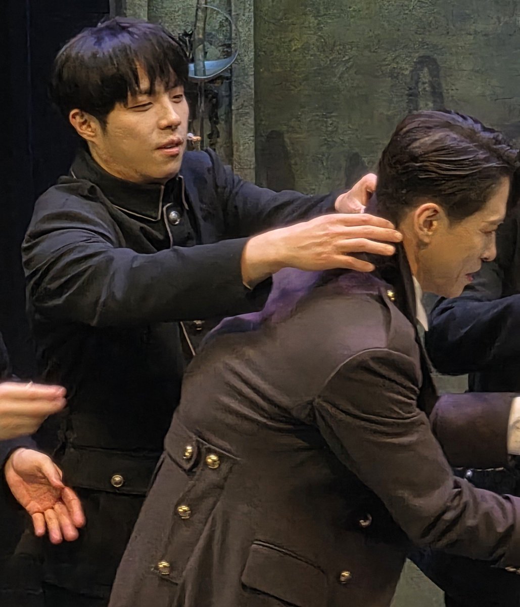 rablablaing's tweet photo. 단장님 코트 깃 노릴때부터 

행동 실행하다 저지당하고

일부러 세운거래도 

아닌것같은데 라는 표정이라 웃겨

장꾸 아벨 영원히 장꾸였으면

언제 철들래 평생 들었으면 https://t.co/Ykyuu3YmsK