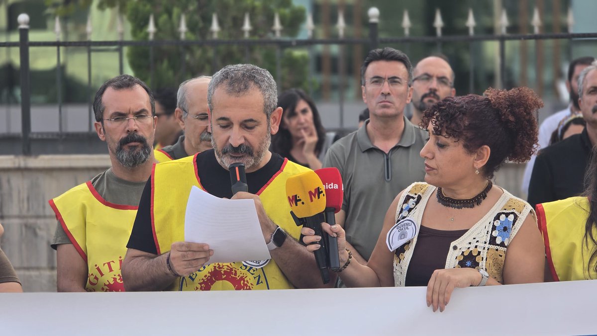 egitimsen21's tweet photo. Bugün Amed Eğitim Sen olarak Manisa'da yaşanan okul saldırısıyla ilgili İl Milli Eğitim Müdürlüğü önünde basın açıklamamızı gerçekleştirdik.

Daha birkaç ay önce okullarımızda  benzer olaylar yaşanmış, meslektaşlarımız ve öğrencilerimiz hayatlarını kaybetmiş, eğitim emekçilerinin ve öğrencilerimizin güvenliğine yönelik riskler ortaya çıkmıştı. Uyardık. Gerekli önlemler alınmadı, yaşananlar görmezden gelindi.

Eğitim ortamlarının güvenliğini tehdit eden sorunların görmezden gelinmesine değil, önleyici ve kamusal çözümler üretilmesine ihtiyaç vardır.

Öğrencilerimizin ve eğitim emekçilerimizin kendilerini güvende hissedeceği, sağlıklı ve güvenli okullar için gerekli tüm tedbirler gecikmeksizin hayata geçirilmelidir.

Güvenli okul, güvenli gelecek!
Eğitim Sen Amed Şubeleri
