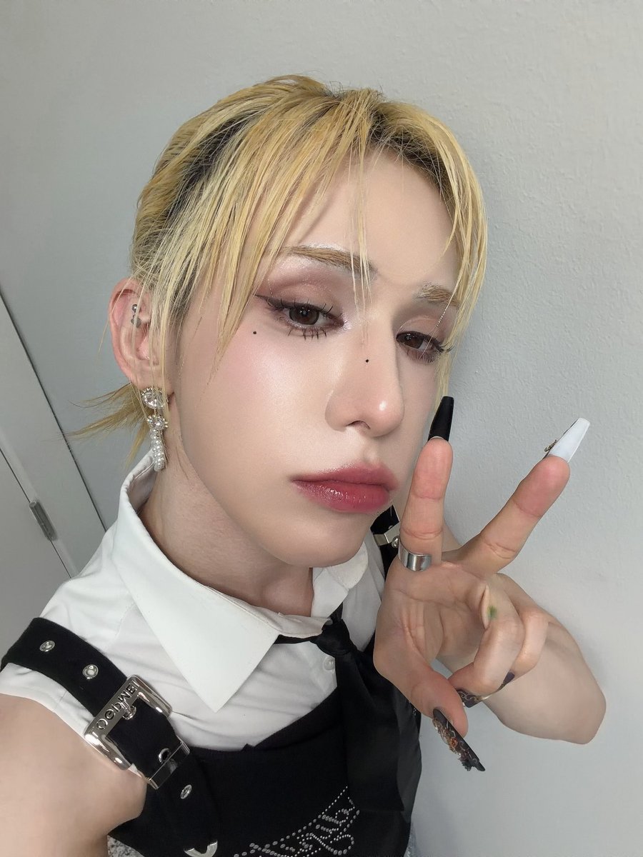 angelwumut's tweet photo. BUNNY WITH BUNNY NAILS https://t.co/ZKxoWOBmWl