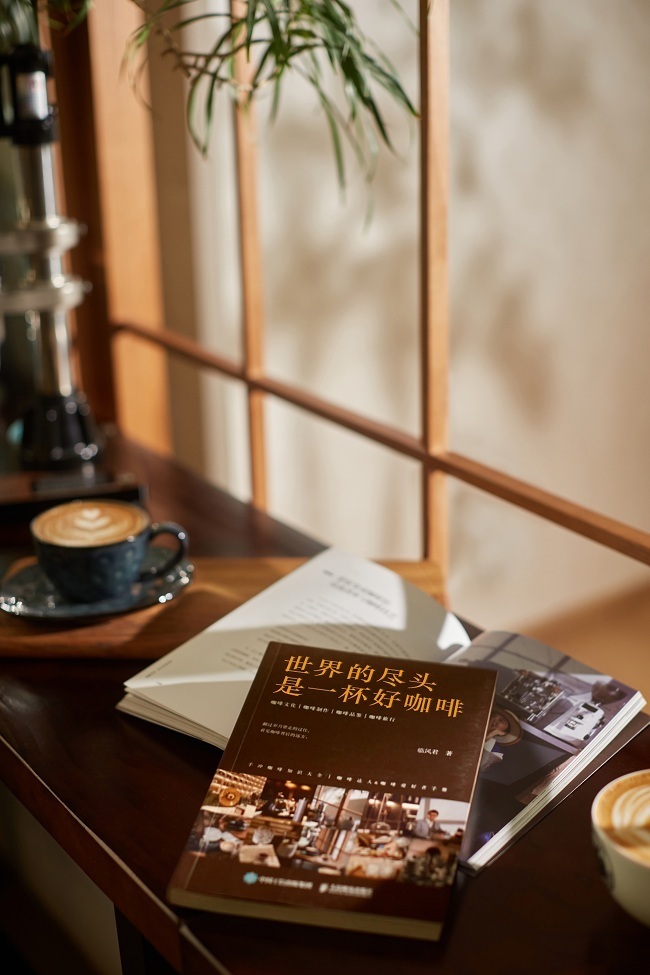 Fhjb16937656's tweet photo. Just unwound with my favorite iced latte and a good book on the balcony – this is how slow weekends are meant to feel! https://t.co/9iF0nvhxe4