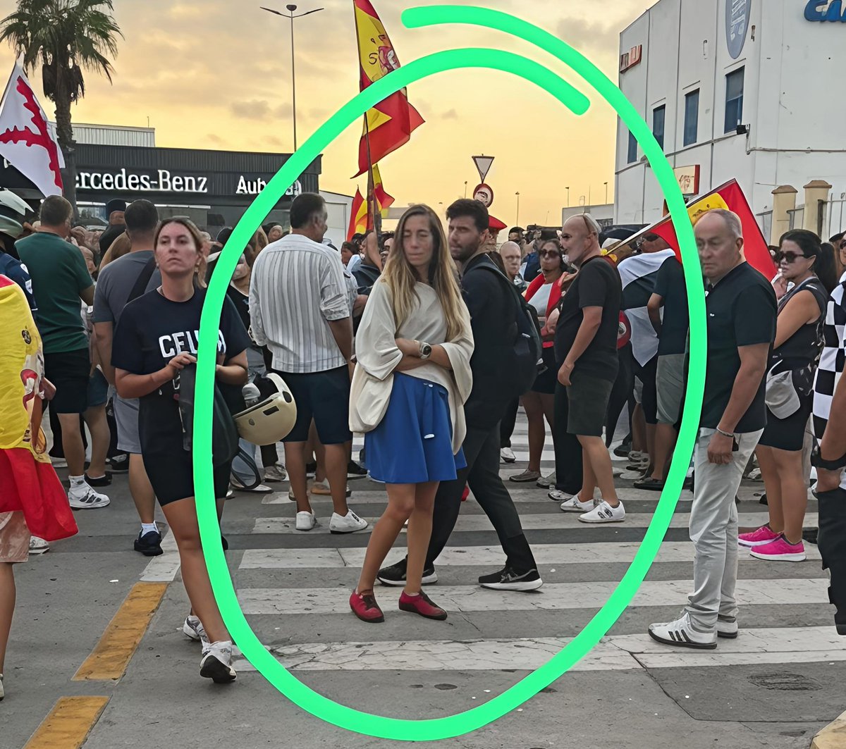 Croni_Patriotas's tweet photo. Por qué no van 'al trampolín' a grabar y a mofarse faltando al respeto y riéndose de sufrimiento de los los invasores? 
Los Ceutíes están teniendo que aguantar a los invasores y también a éstos alteradores del orden público, que lo que hacen, es querer vivir de las miserias de los demás, grabando las desgracias de los caballas.
De nuevo, os pido que rulen sus caras.

Unos impresentables.