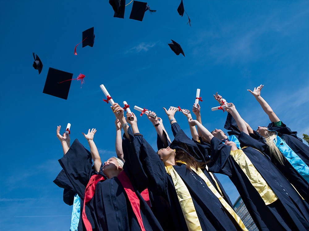 n_nikolaus's tweet photo. Senior tassels in hand, memories on repeat, and a whole new adventure waiting just around the corner. Graduation mode: unlocked. ， https://t.co/gM4pHZgw5B